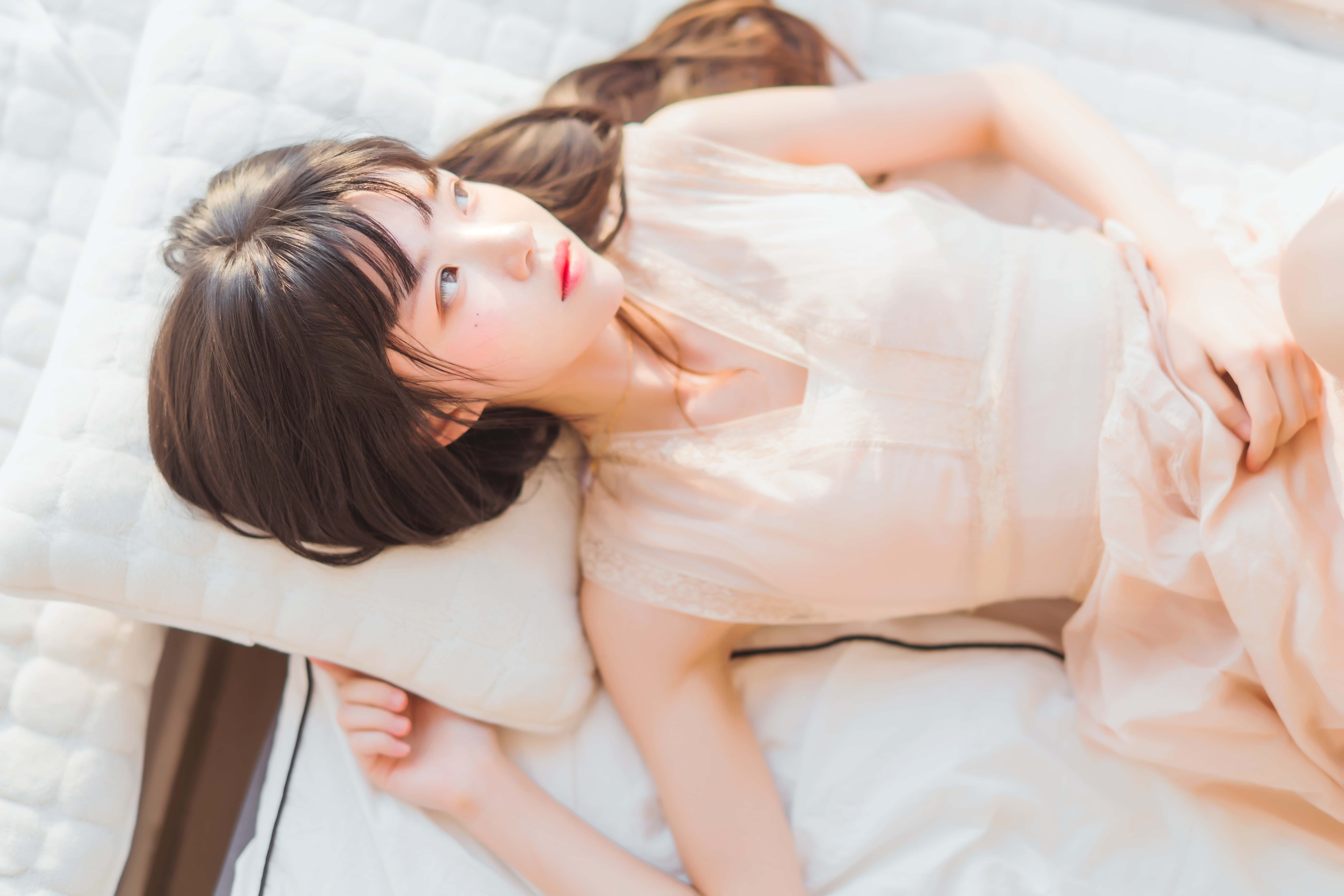 桜桃喵《喵呀》极致纯净写真:30张治愈系窗边少女特辑