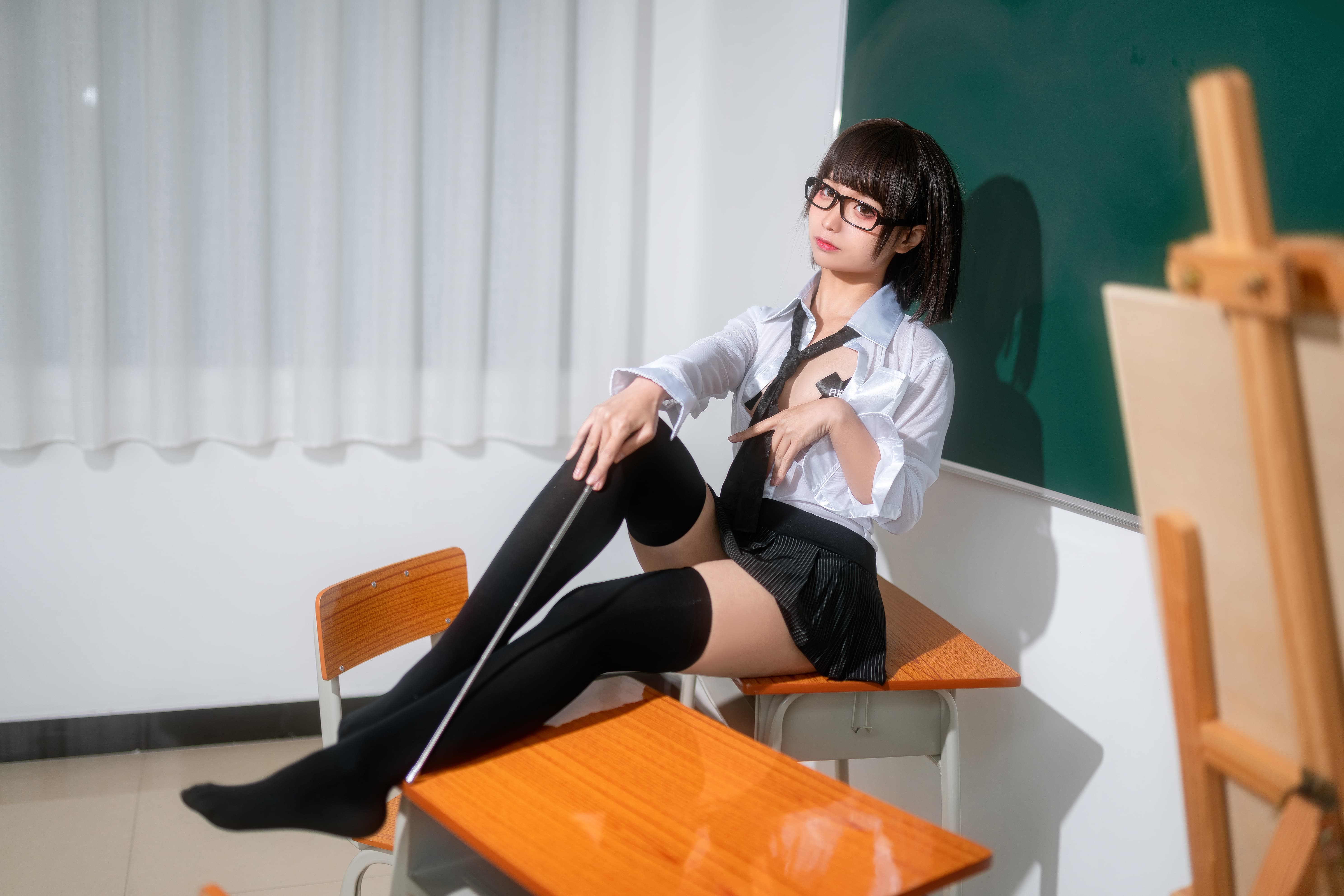 蠢沫沫教师角色扮演写真:26张高清教室主题COS图集