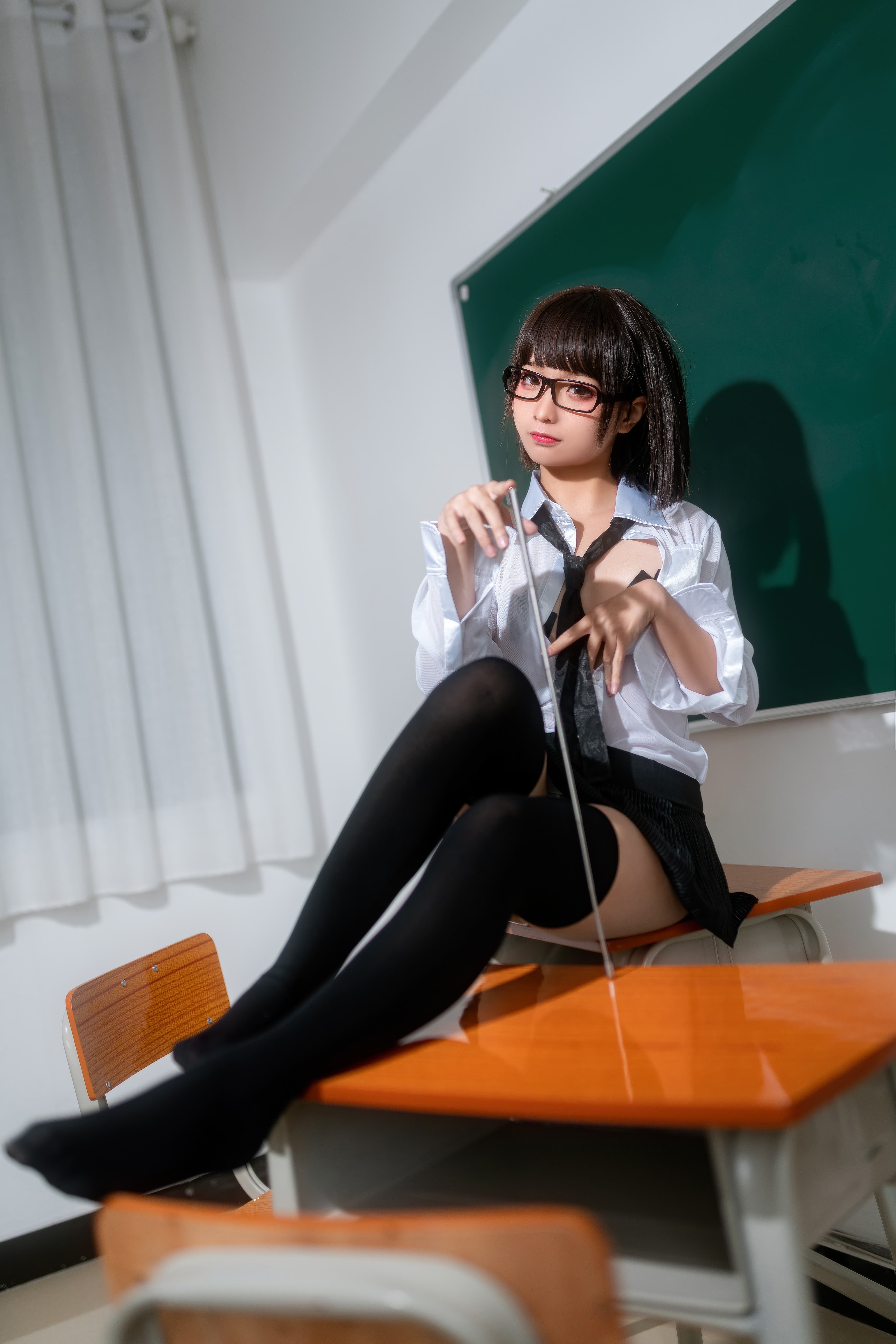 蠢沫沫教师角色扮演写真:26张高清教室主题COS图集