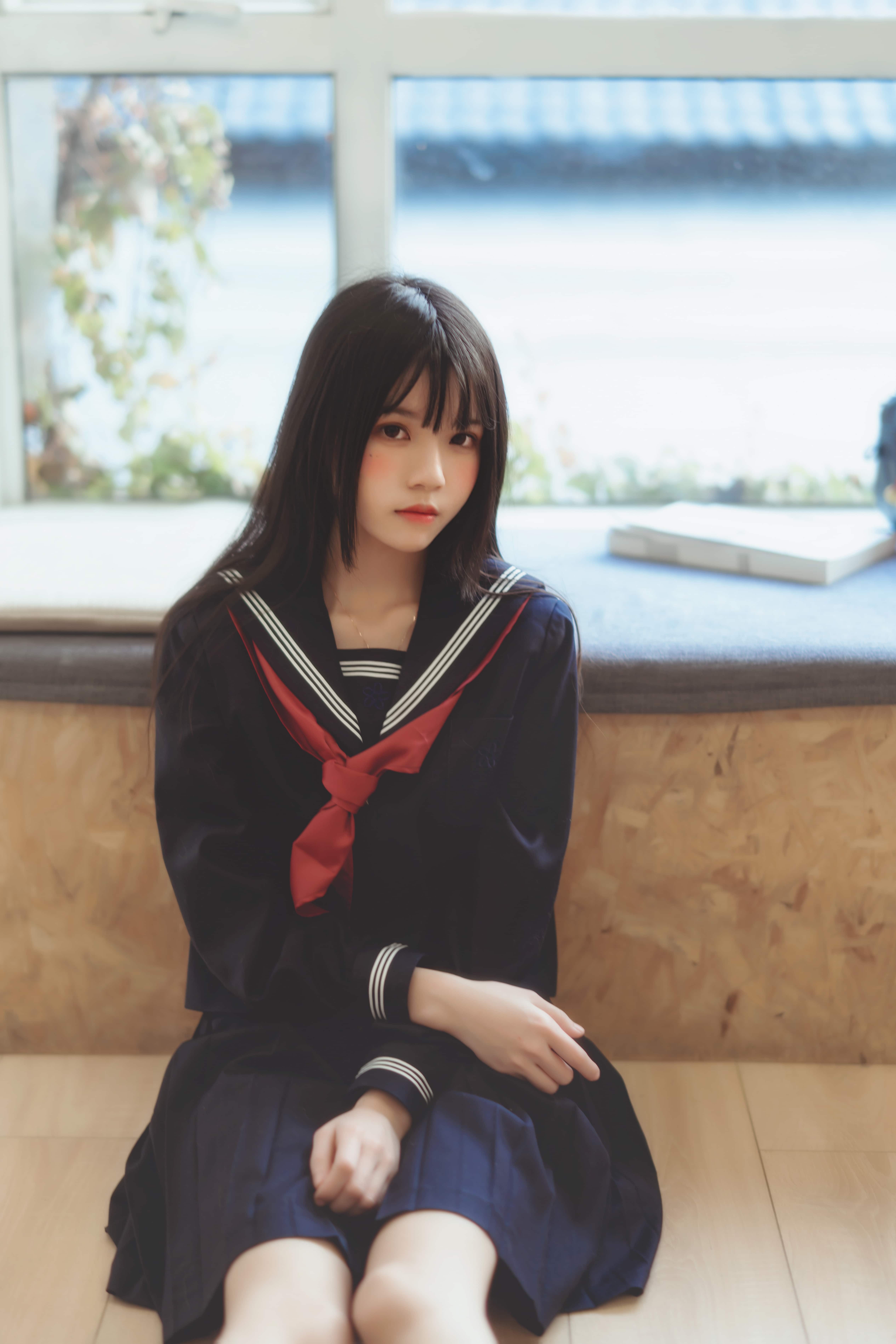 桜桃喵黑色水手服写真集:初冬少女の纯真与神秘
